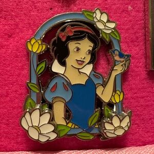 🌸3 for $37🌸 Snow White Floral Frame OE Pin